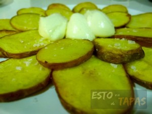 pataticas con ajo, tapas caseras, spanish tapas, tapas baratas, tapas con patatas